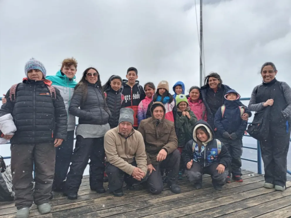 Estudiantes de Pichileufu cumplieron su sueño de conocer el cerro Catedral