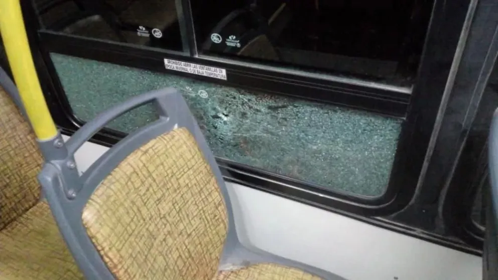 Apedrearon un colectivo del Transporte Urbano de Pasajeros