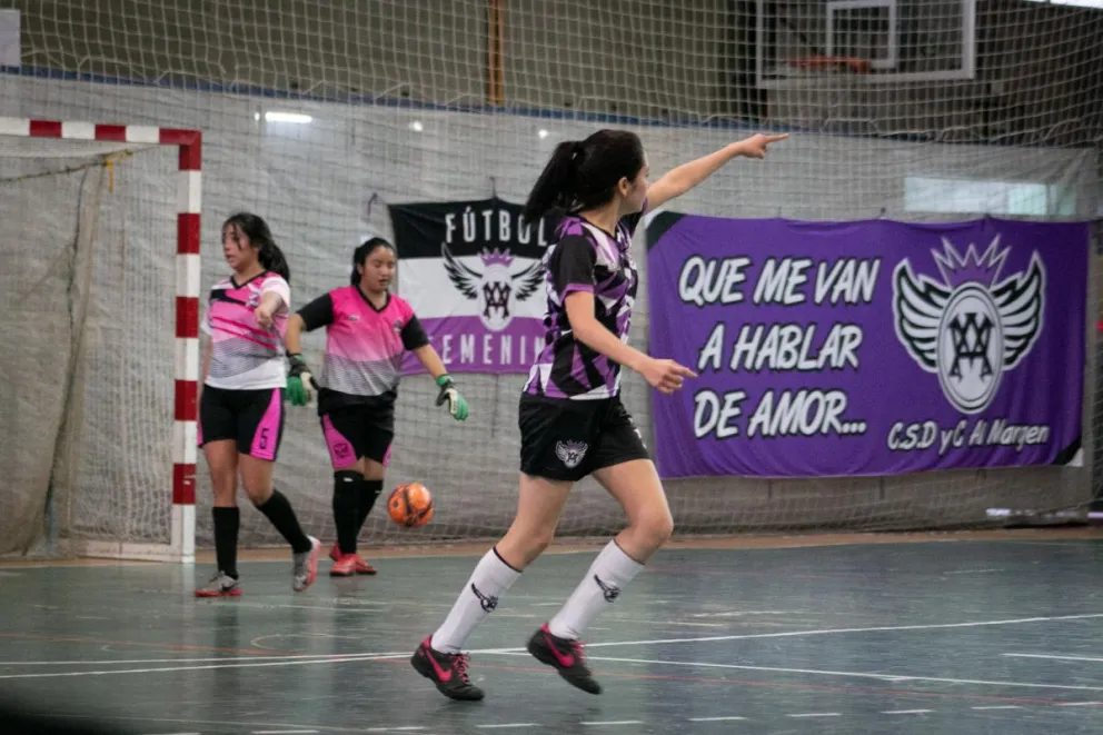 El Team Negro y Deportivo Fénix paralizan el fútbol femenino