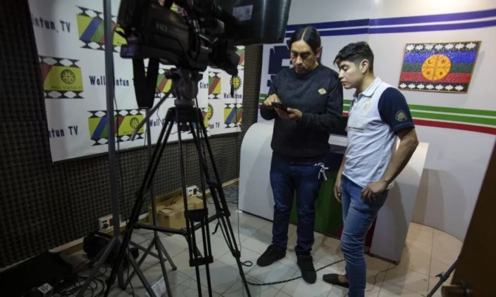 Hubo una reunión para analizar las acciones a seguir: le aconsejaron no entregar su celular