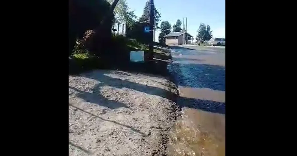 Gran derrame de agua preocupa a los vecinos del barrio La Cumbre  