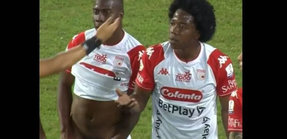 ¿Intencional o descuido?: jugador se bajó el pantalón y mostró los genitales en pleno partido