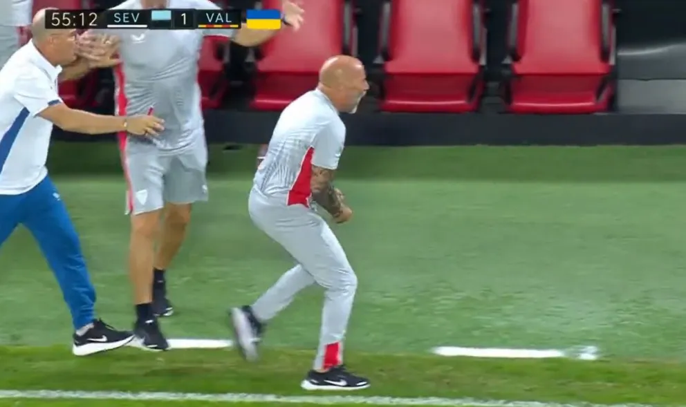 VIDEO: Sampaoli le festejó el gol en la cara al rival y luego se lo anularon