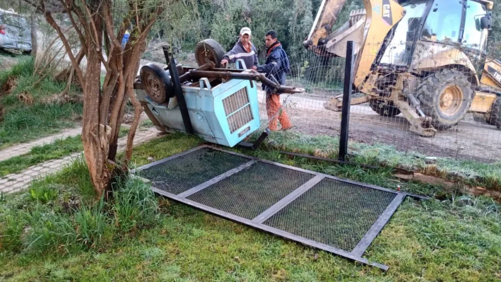 Empresa privada volcó un generador: Rompió un auto estacionado y el portón de una casa