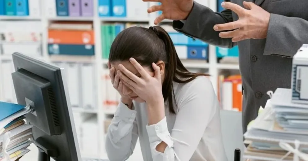 Buscan incorporar un procedimiento para juzgar el acoso y la violencia laboral