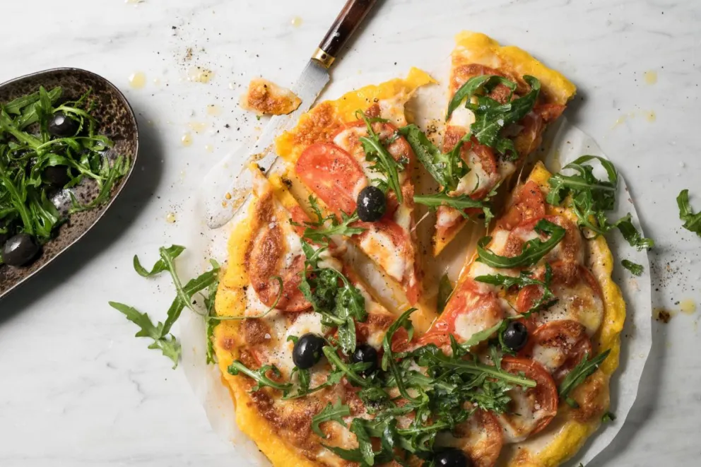 Súper sencilla: prepará una pizza de polenta llena de sabor