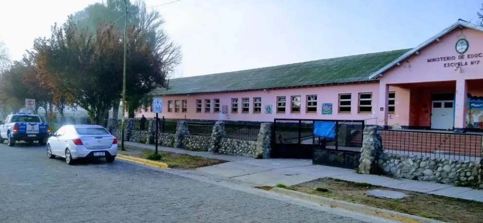 Conmoción por el hallazgo de una persona sin vida en el patio externo de una escuela