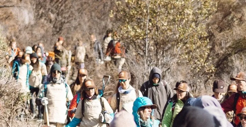 Intensa jornada de reforestación en la zona incendiada de Cañadón de la Mosca