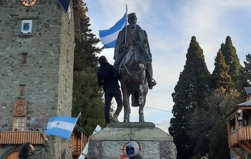 Vecinos se acercaron al monumento de Roca con banderas y flores para homenajearlo
