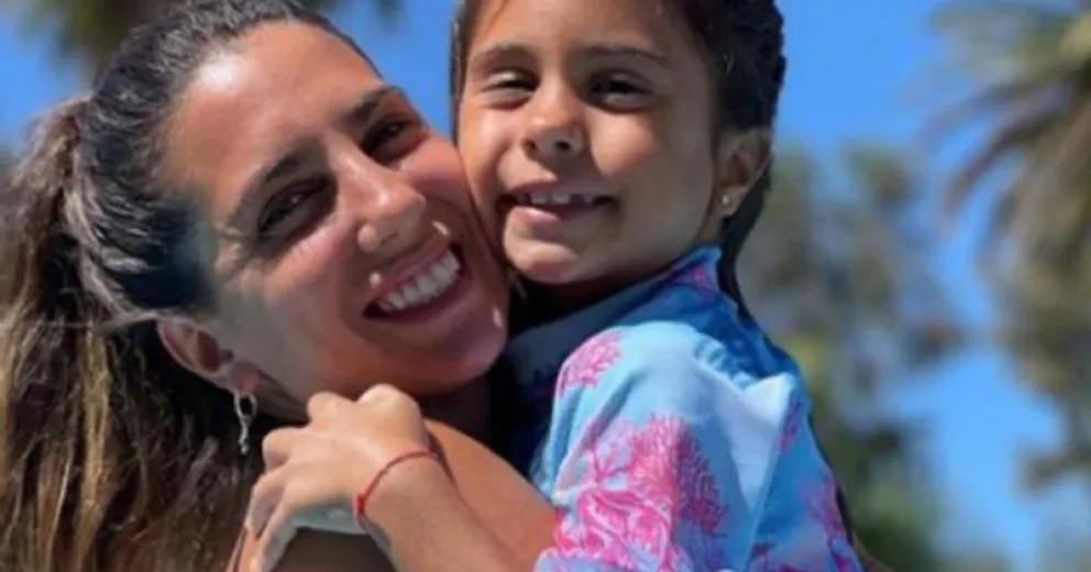 El impresionante precio por el que la hija de Cinthia Fernández vende "carteras de papel" en su colegio