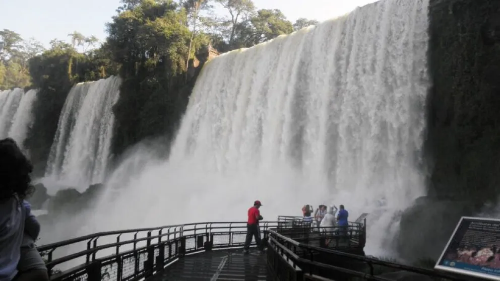 Habló una mujer que estuvo con el turista que cayó a las Cataratas: “No parecía depresivo”