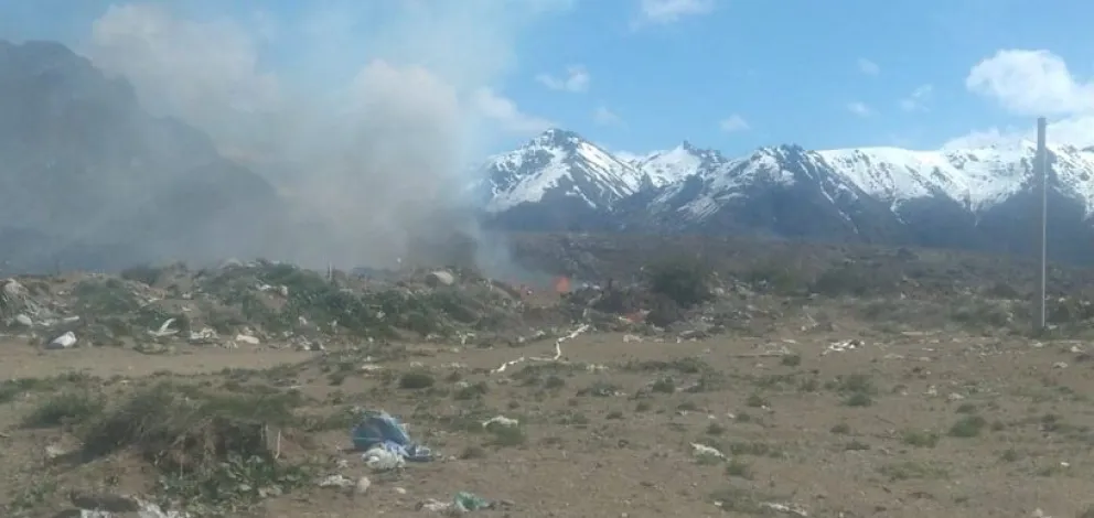 Continúa el incendio en el vertedero y los vecinos convocan a una nueva manifestación 