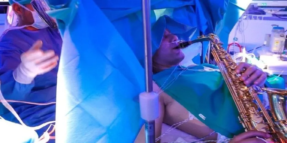 Insólito: le operaron un tumor en el cerebro mientras tocaba el saxofón