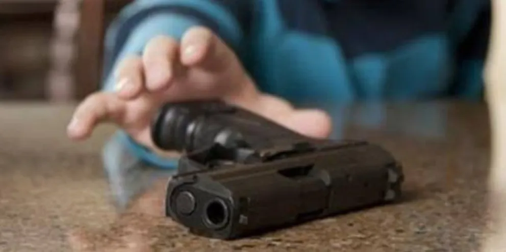 Tragedia: nena de 2 años se disparó cuando jugaba con el arma reglamentaria de su mamá policía