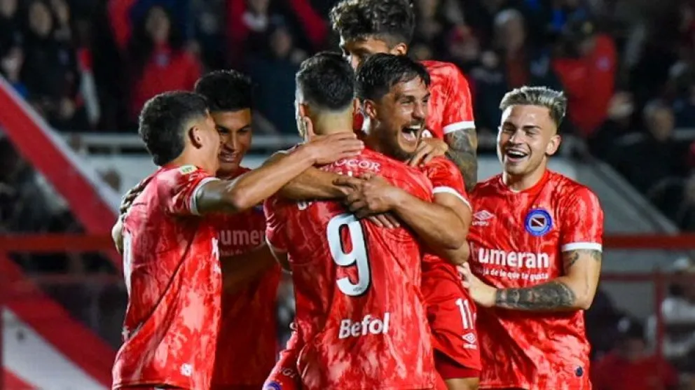 A un paso de la Libertadores 2023: Argentinos venció a Vélez por 2 a 0