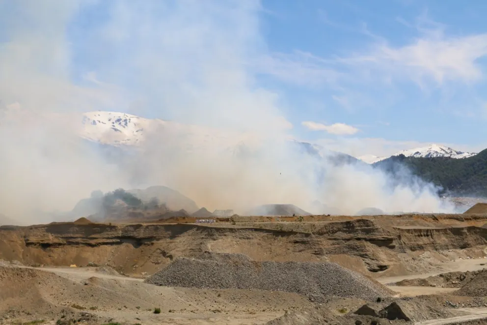 El viento reactivó el incendio del vertedero 