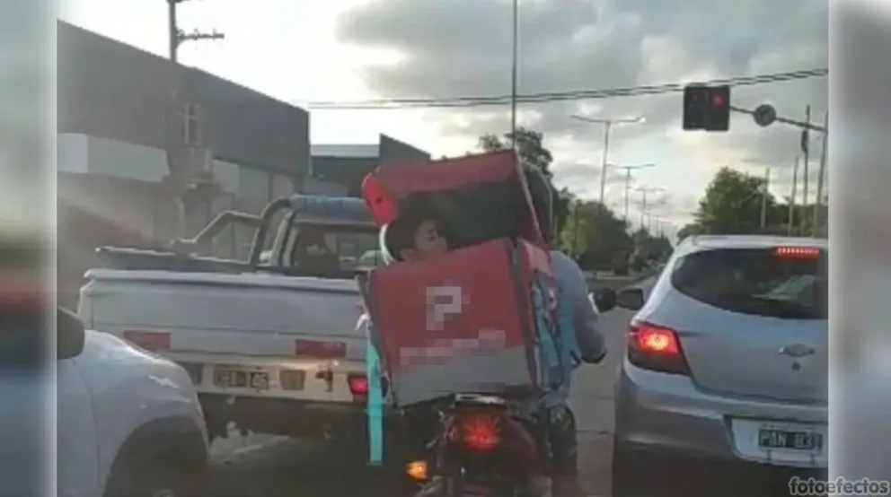 Repartidor fue filmado mientras llevaba a un niño en la caja de delivery: "No tengo con quién dejarlo” 