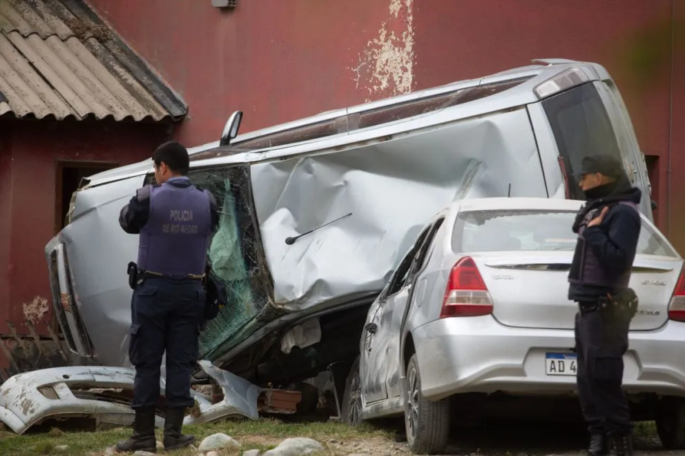 Aparatoso vuelco: un auto terminó incrustado en el frente de una casa