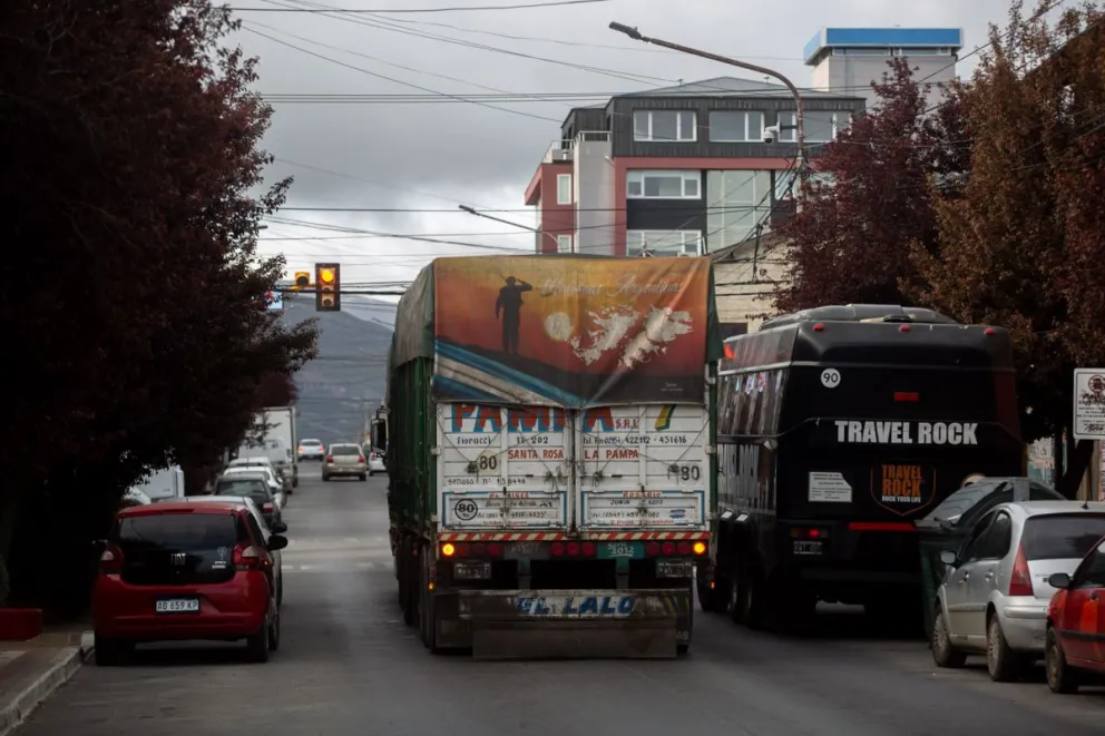 Lunes de caos en el tránsito: se rompió un camión en plena calle Onelli 
