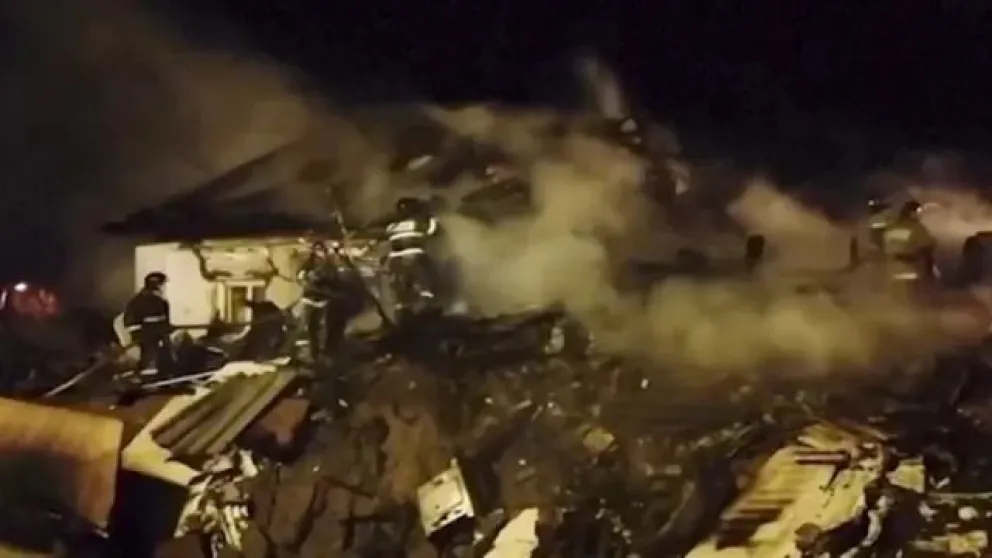 VIDEO: un avión de combate ruso cayó contra una casa en Siberia y 2 personas murieron