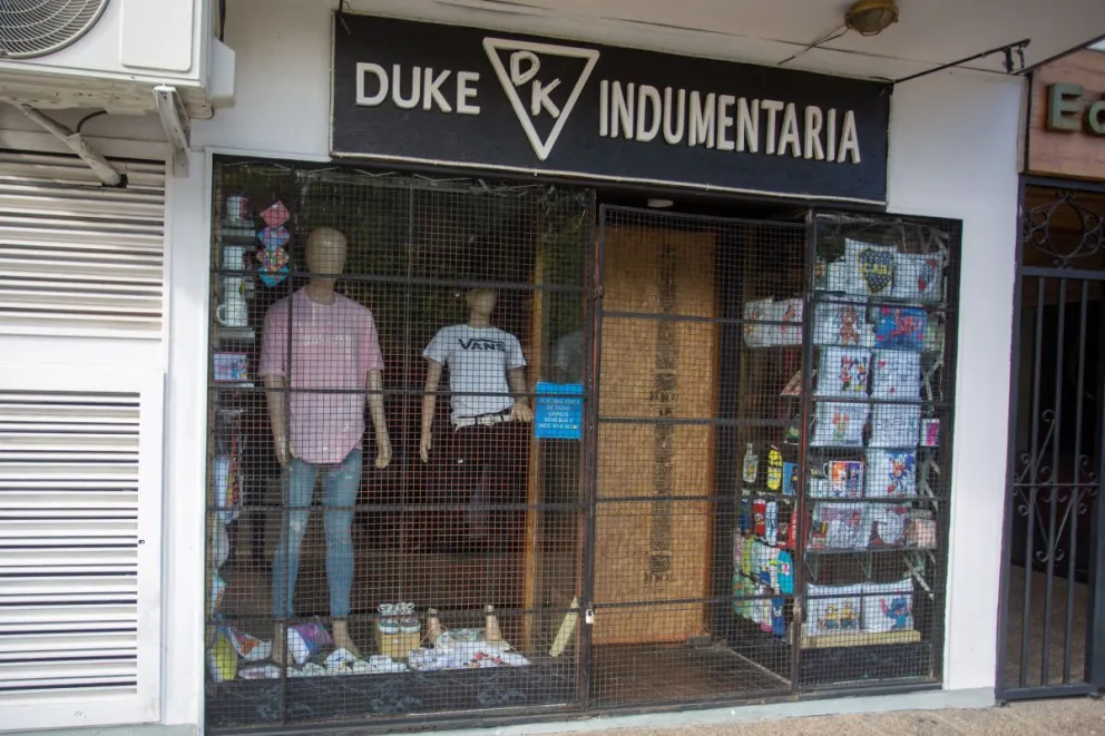 Aprovechó los festejos por el campeonato de Boca para desvalijar una tienda de ropa