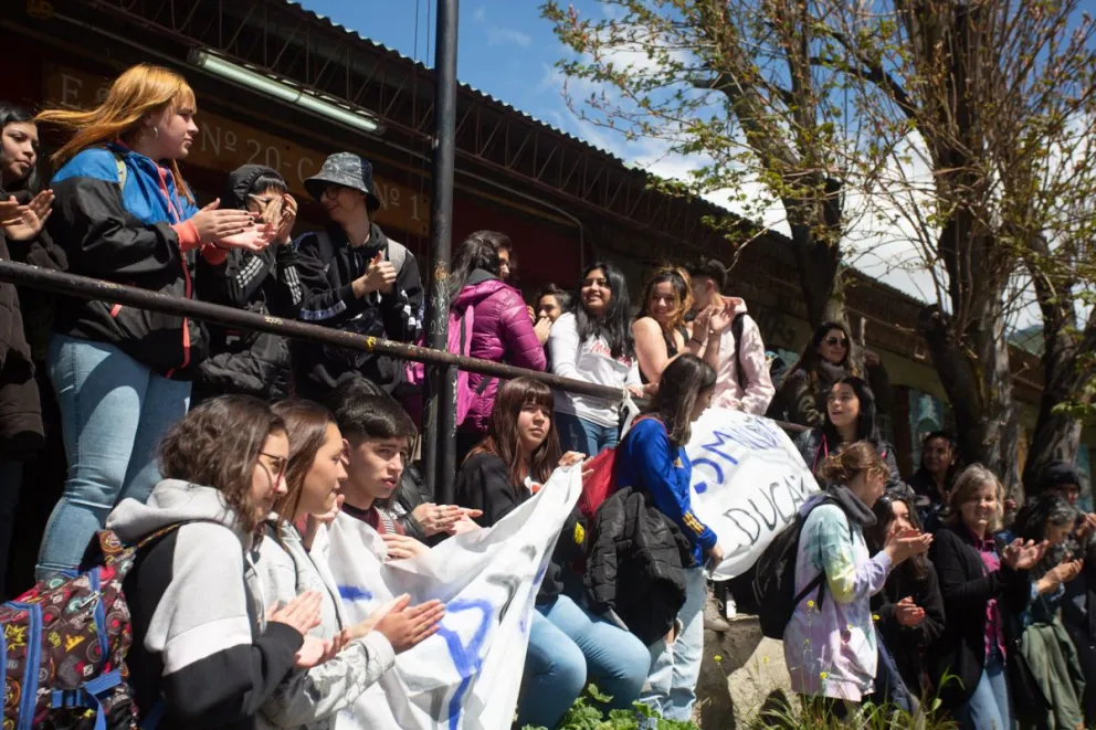 Integrantes de la comunidad educativa ESRN Nº 20 realizaron un abrazo al edificio 