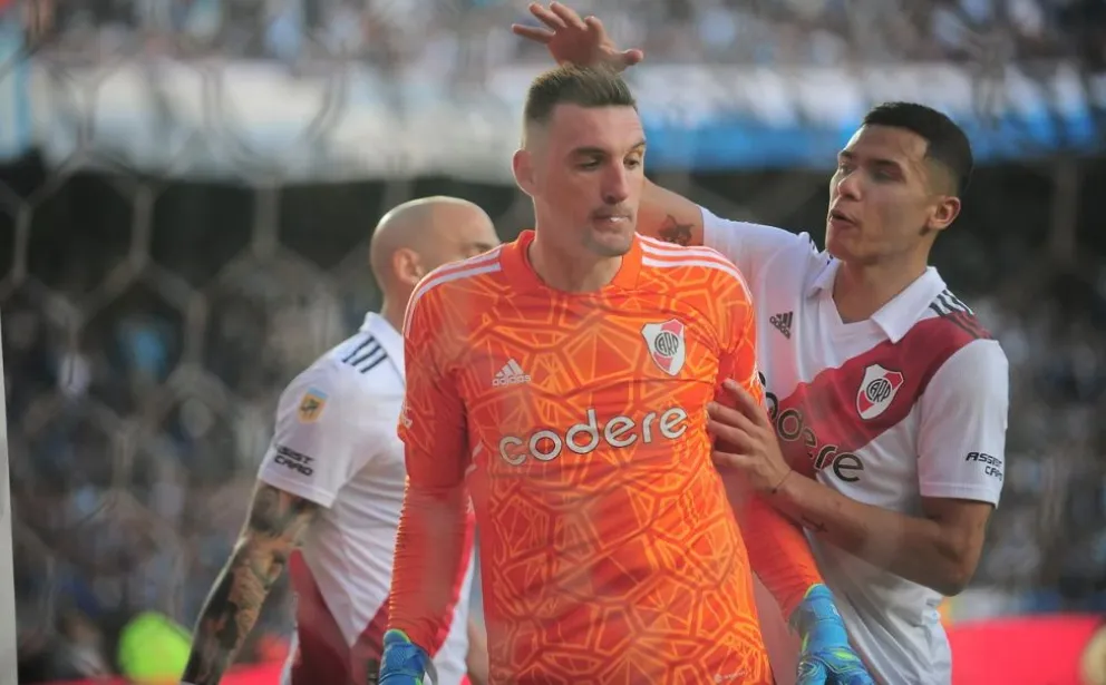 Hinchas de River criticaron a Armani en las redes y su mujer salió a bancarlo