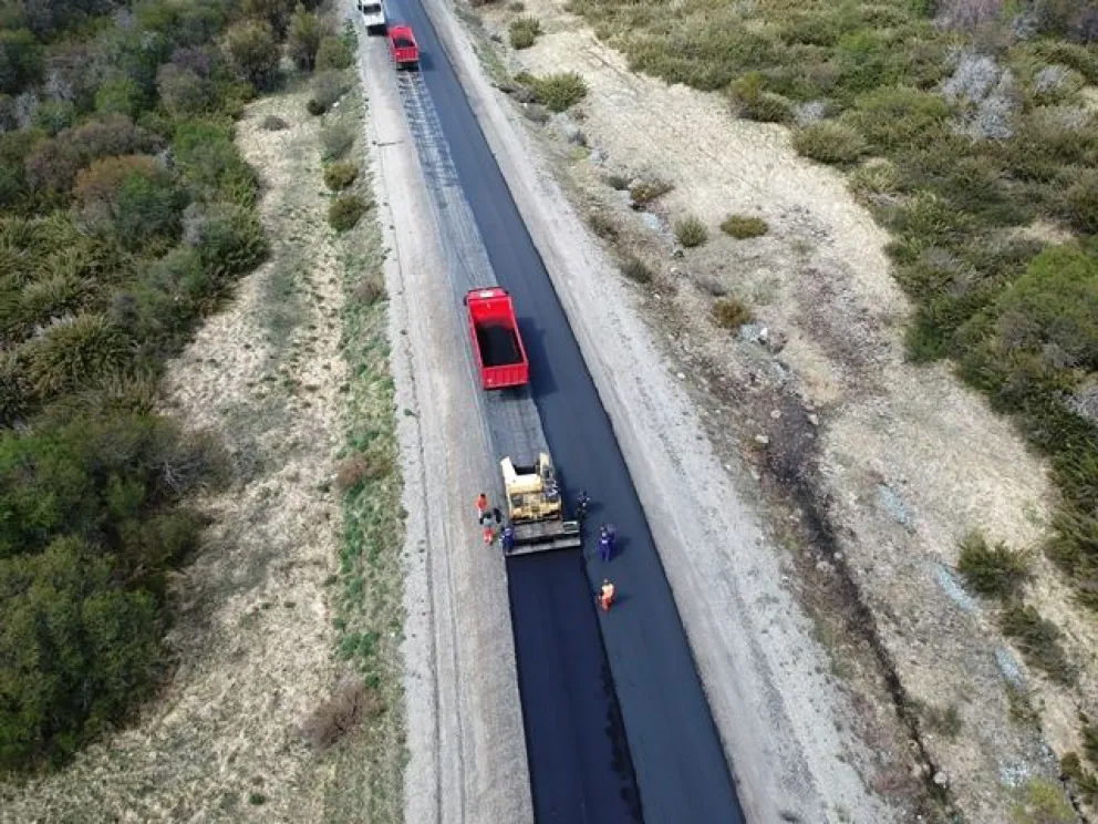 RN40: avanzan las tareas de bacheo en caliente entre Bariloche y El Bolsón