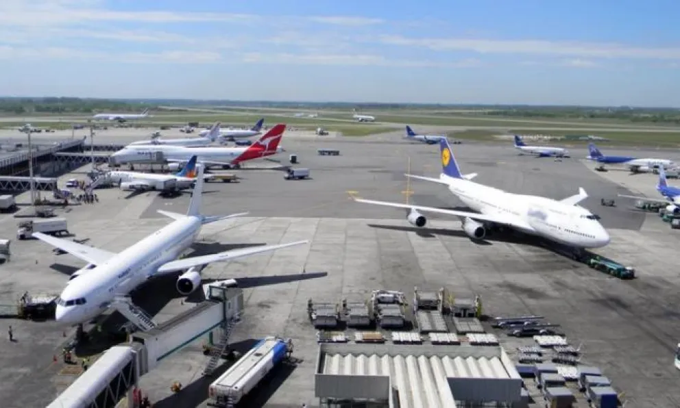 Nuevo impuesto para comprar pasajes de avión: cuánto más habría que pagar si se aprueba la medida 