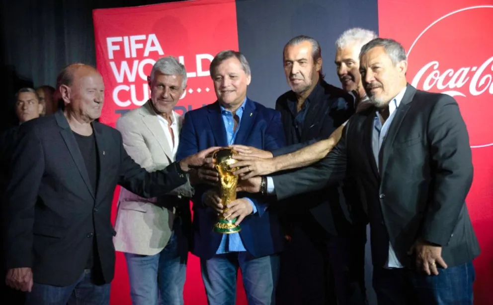 Llegó la Copa del Mundo a Argentina y seis campeones volvieron a levantarla