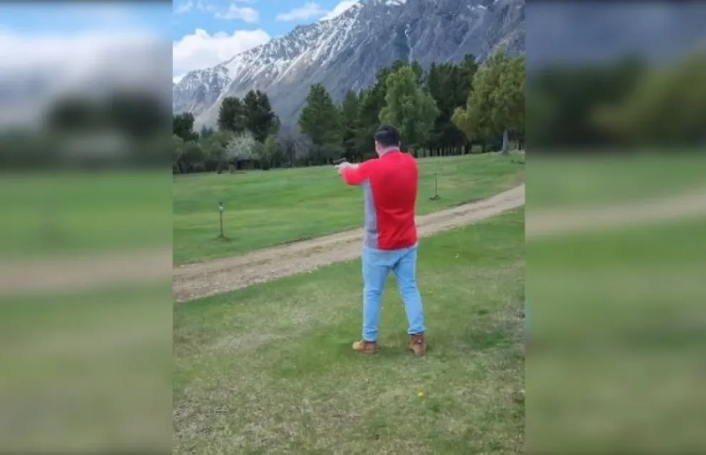 Suarez Colman con un arma en mano: "Acá no entran maputruchos"