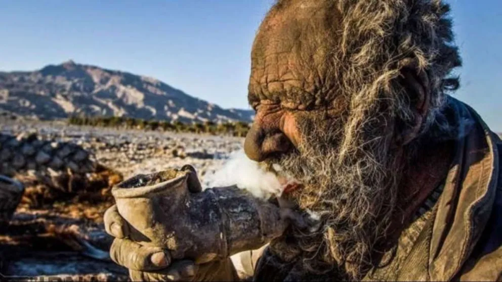 Murió el hombre “más sucio del mundo” a unas semanas de bañarse por primera vez en 60 años
