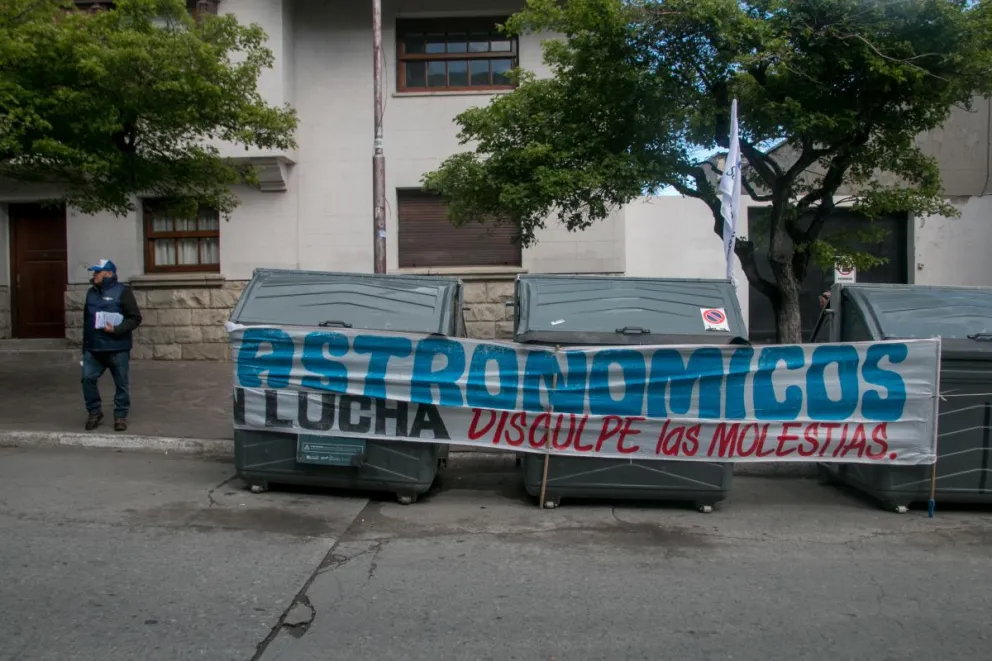 Una camioneta de UTHGRA recorrió el centro barilochense llamando a parar