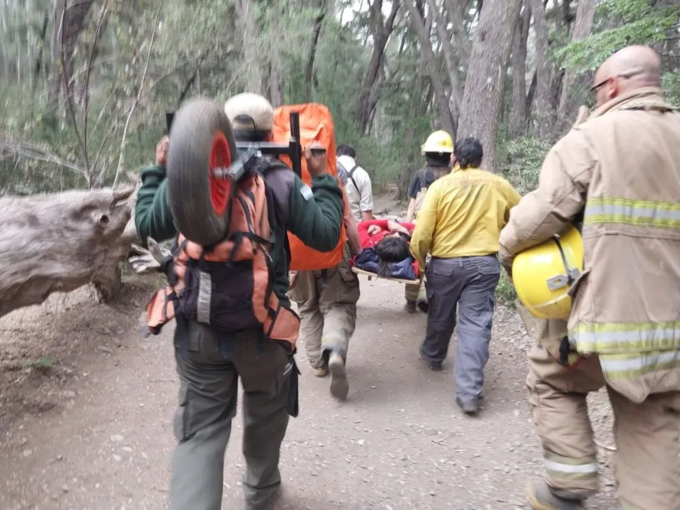 Una turista se fracturó el tobillo en la montaña y tuvieron que bajarla en camilla