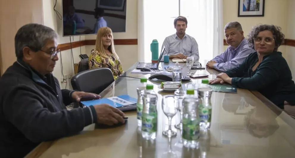 El piso salarial para trabajadores estatales sería de 125 mil pesos desde 2023