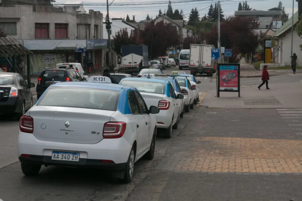 Taxistas quieren aumentar la bajada de bandera a $280 y que los domingos y feriados se cobre tarifa nocturna