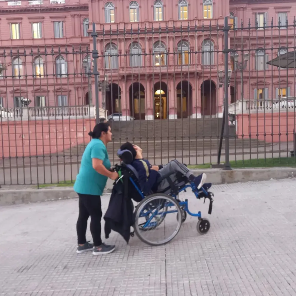 Una mamá barilochense intentó hacer llegar un petitorio al presidente pero fue totalmente ignorada