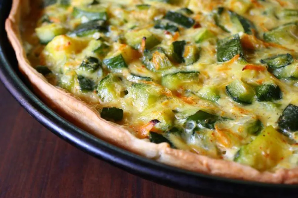 Fácil y rica: tarta de zucchini y cebollas de verdeo 