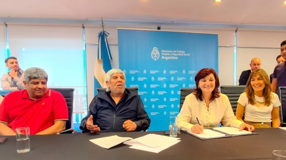 Camioneros acordó un aumento del 107% y un bono de 100 mil pesos