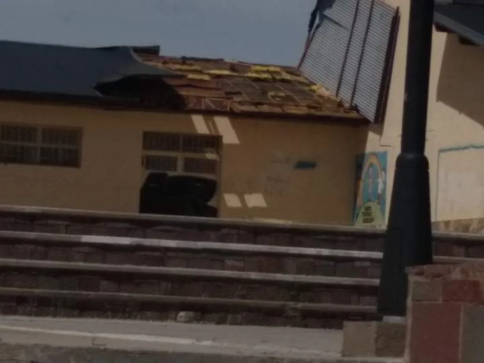 Se voló una parte del techo de la Escuela 201 