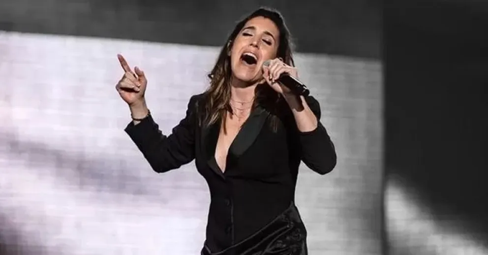 La mágica canción romántica que cantaron La Sole y un famoso conductor