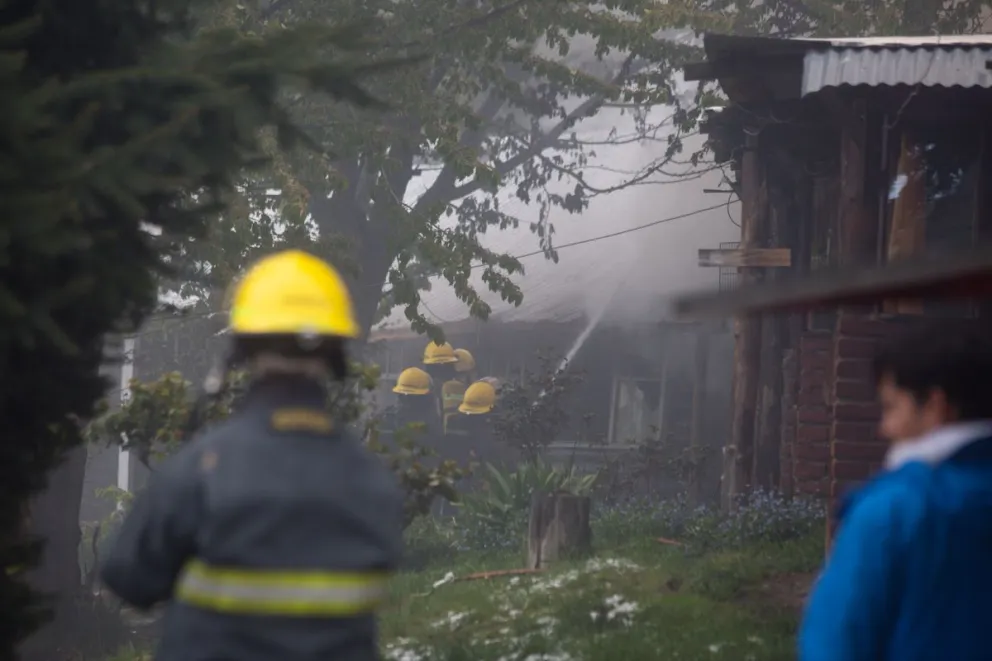Bomberos combatieron un incendio que afectó a dos viviendas