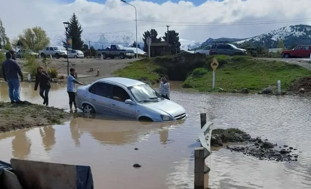 Un auto quedó atrapado en un sector inundado de la calle Soldado Olavarría