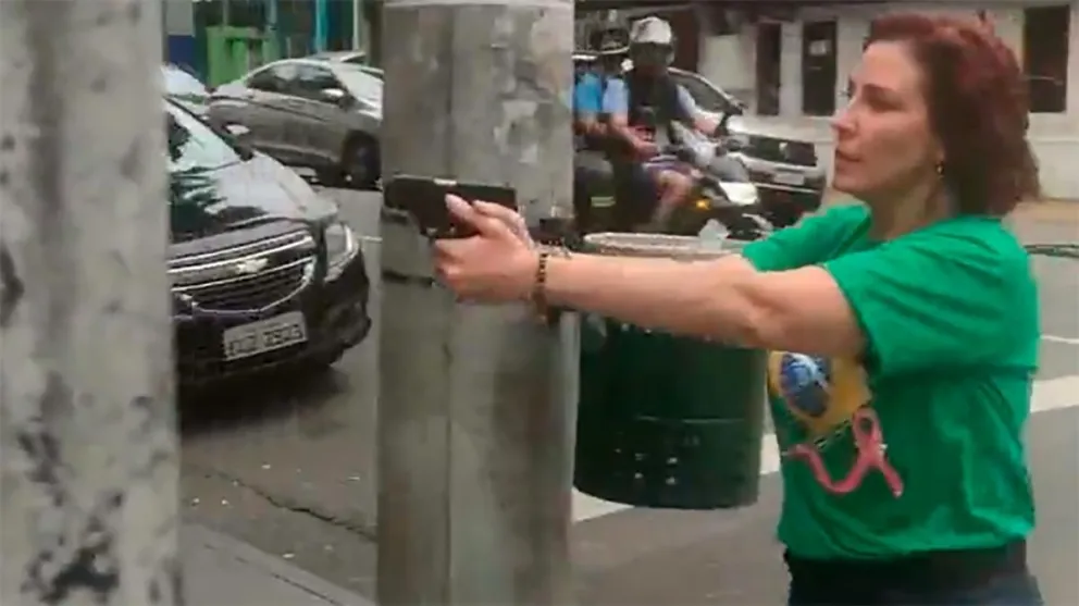 Violencia en Brasil: una diputada de Bolsonaro persiguió con un arma a militantes de Lula