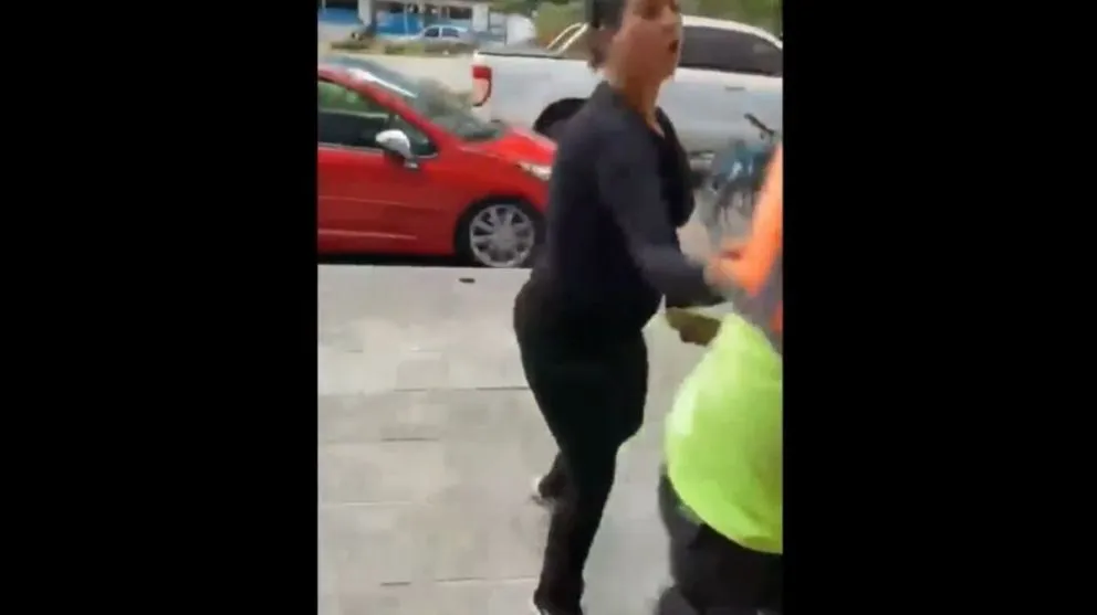 VIDEO: insultó y golpeó al inspector que la multó por estacionar sobre una rampa