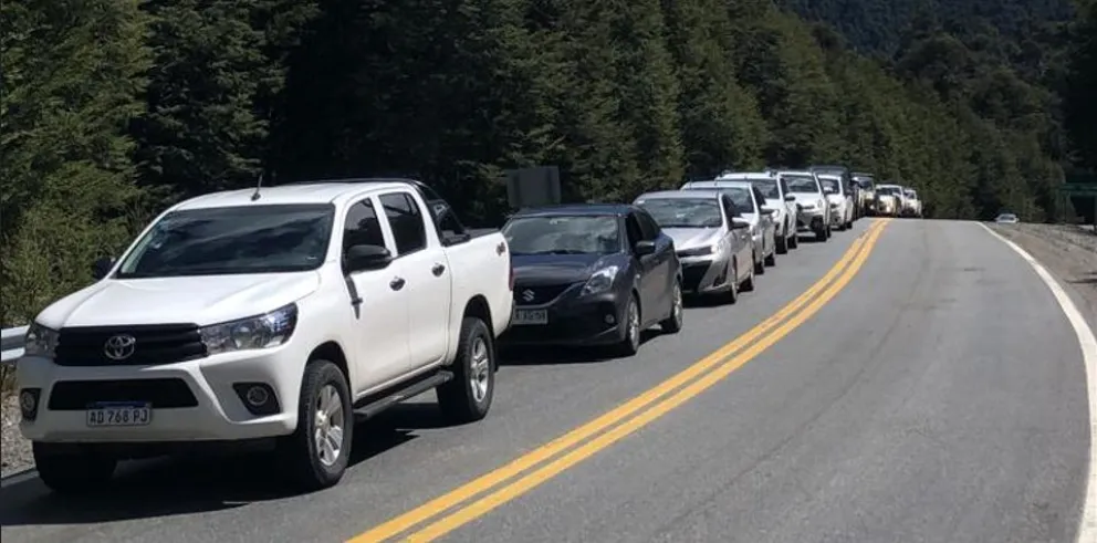 Se registró una fila de más de 900 autos con barilochenses varados en el Paso Cardenal Samoré