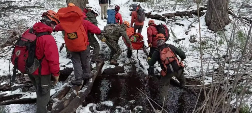 En un operativo de más de 9 horas, rescataron a un esquiador del refugio Frey 