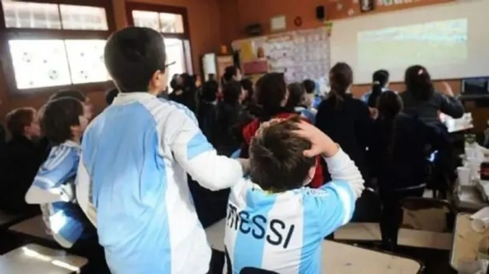 Locura mundialista: los estudiantes podrán faltar al colegio para ver los partidos de la Selección en su casa