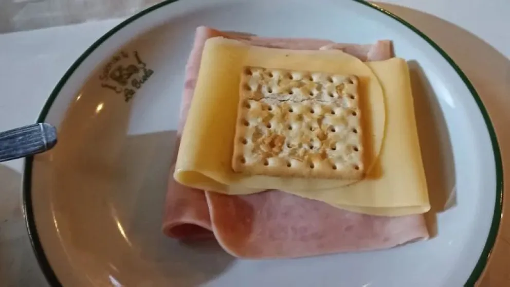 ¡Una locura!: Pidió una galletita con jamón y queso, le salió $1.100 y se volvió viral