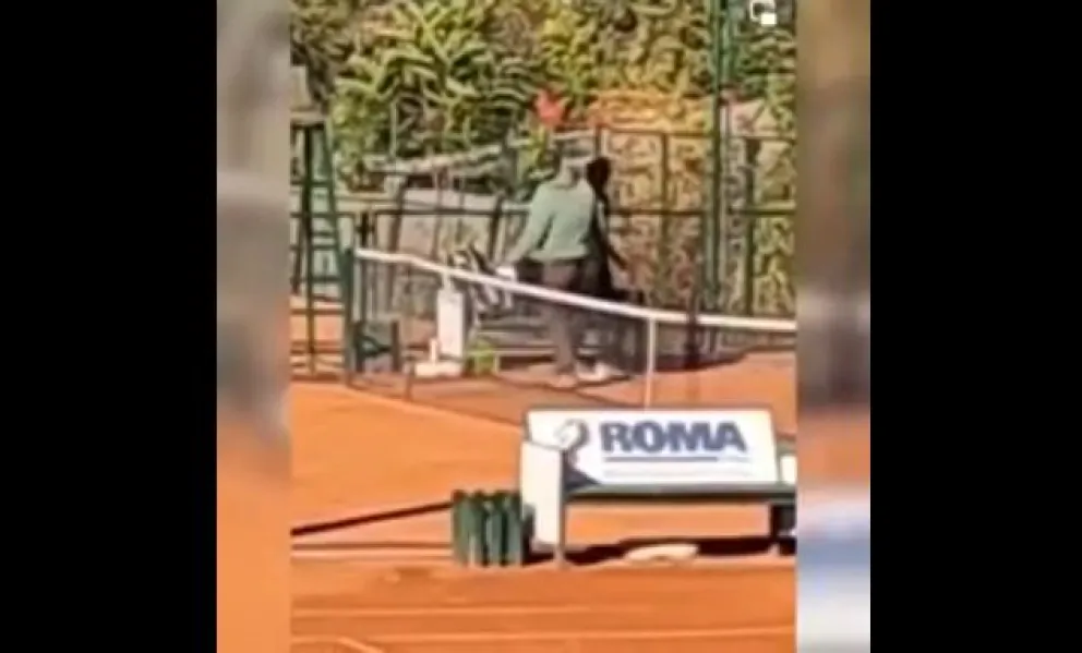 El terrible video que recorre el mundo: un entrenador golpeó salvajemente a su hija tenista de 14 años